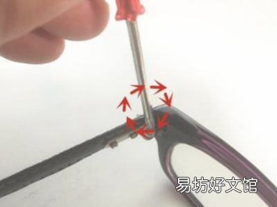 眼镜腿太紧了怎么调整