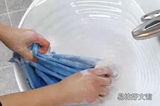 青核桃皮染到衣服上怎么洗掉