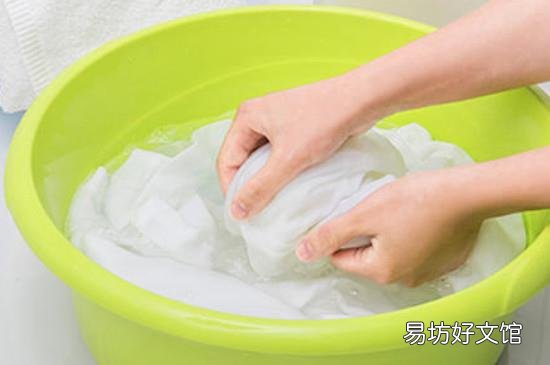 白衣服发黄用什么可以洗