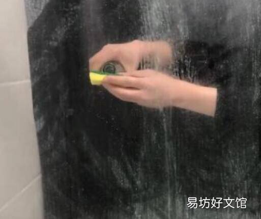 玻璃上起碱发白了怎么办
