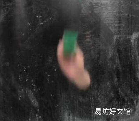 玻璃上起碱发白了怎么办