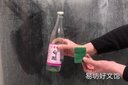 玻璃上起碱发白了怎么办