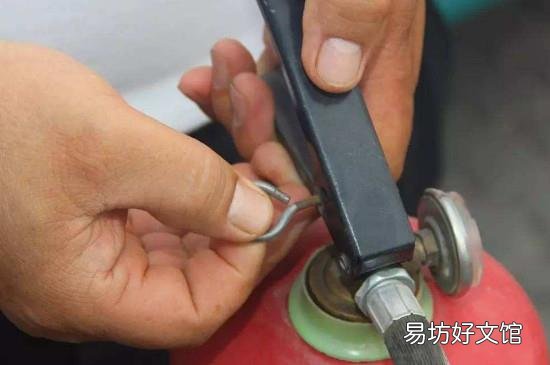 使用4kg干粉灭火器的方法