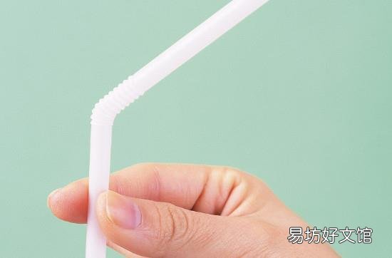 袋装牛奶怎么插吸管