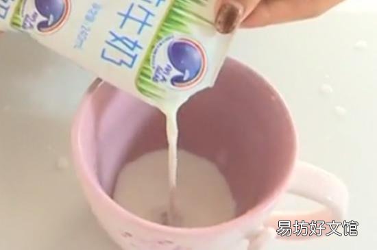 袋装牛奶怎么插吸管