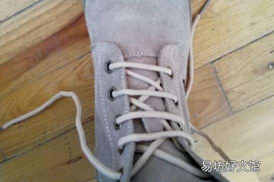 长筒靴怎么系鞋带