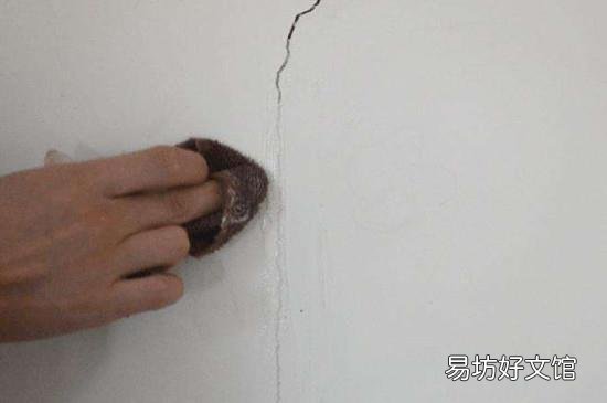 白墙上的彩笔字怎么清除