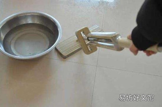 使用滴露拖地,底下有一层油脂
