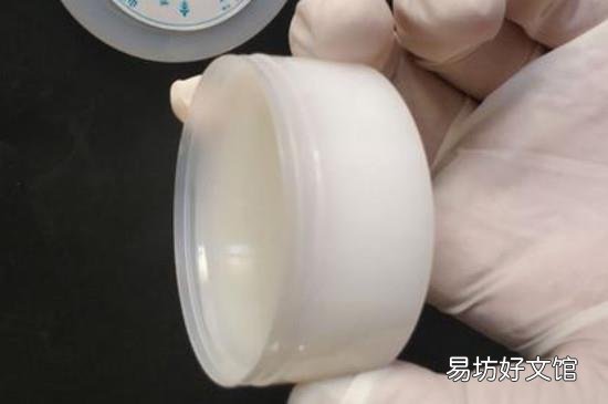 皮鞋皮面出现小裂纹