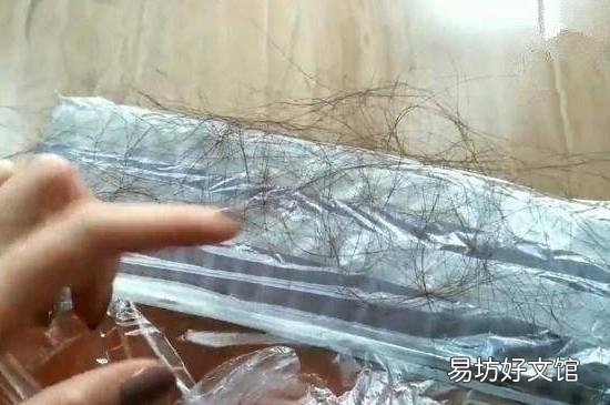 如何扫地板上的头发