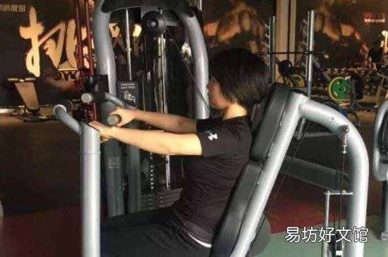 蝴蝶机练胸肌机正确方法