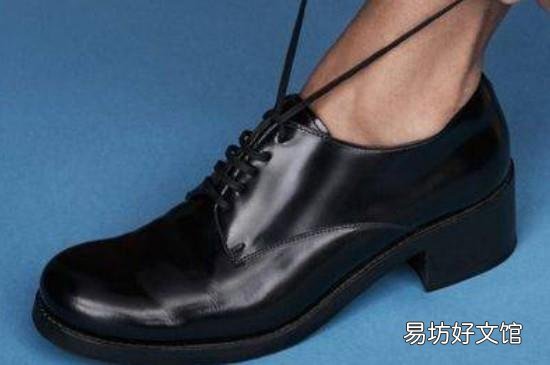 皮鞋放久了掉皮怎么办