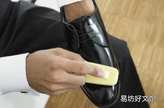 皮鞋放久了有霉味怎么办