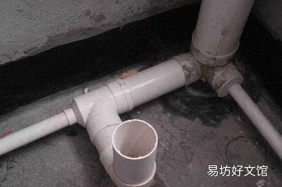 卫生间顺着管道漏水