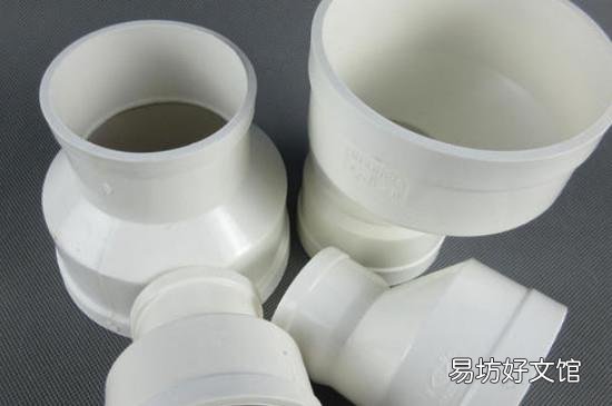 卫生间顺着管道漏水