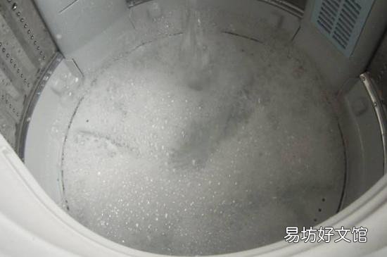 洗衣液的泡沫冲不干净