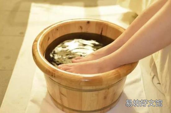 晚上先泡脚还是先洗澡