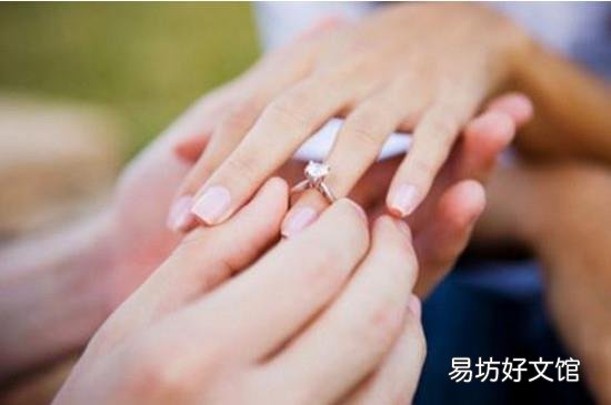 小拇指戴戒指什么意思