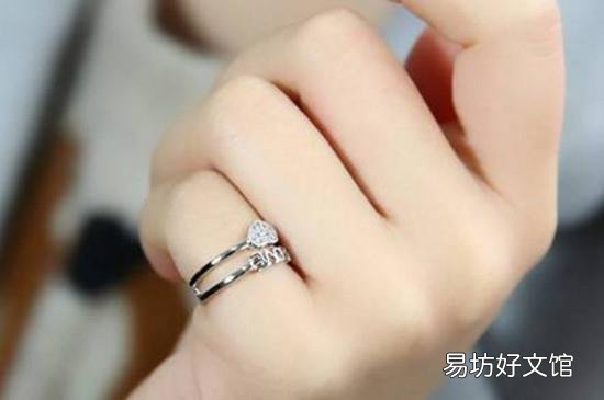 小拇指戴戒指什么意思