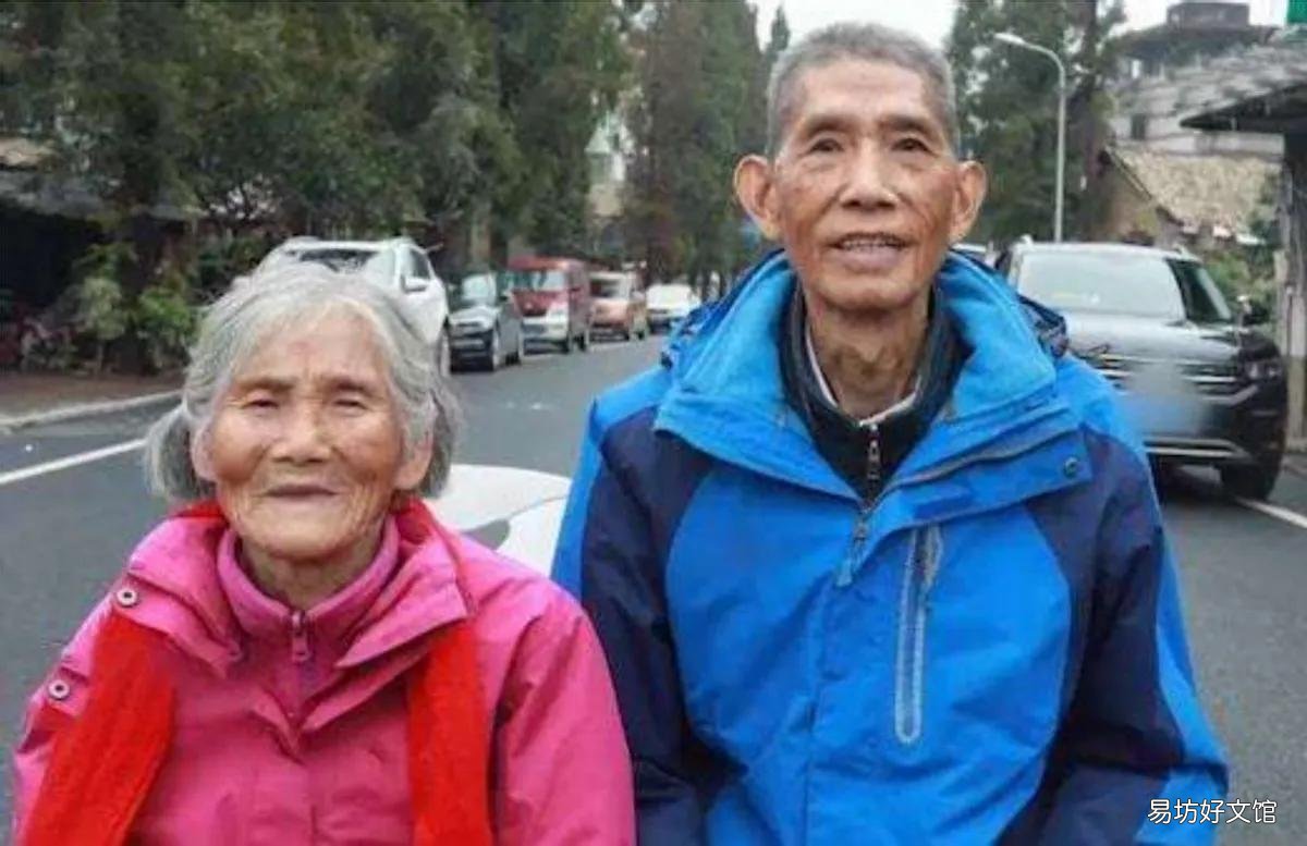 老人靠捡废品收养39名弃婴 领养孩子吧