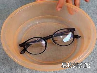 眼镜框内的脏污如何清理