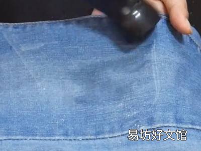 白色牛仔裤上的污渍怎么去除
