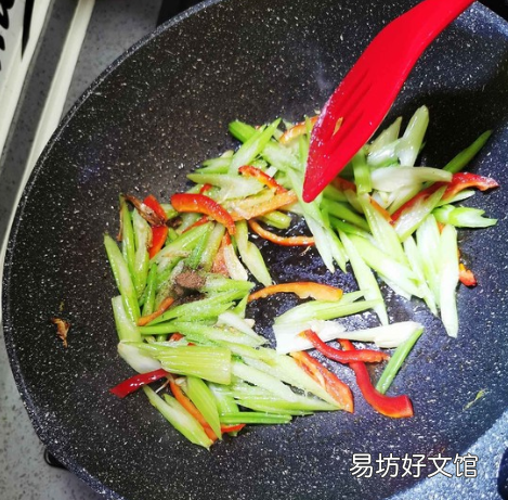 鸡肉和芹菜怎么炒
