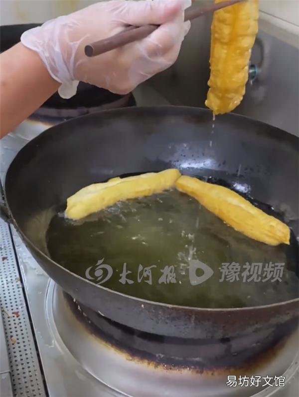 小伙带15斤油条膨松剂飞卡塔尔