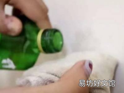 蚊子拍死在墙上擦不掉怎么办
