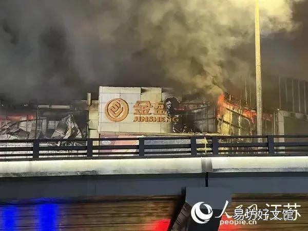 航拍现场:南京起火商场扑救超7小时