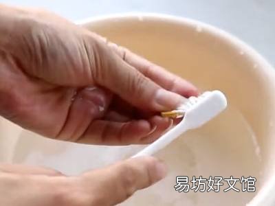 黄金表面发红怎么洗掉
