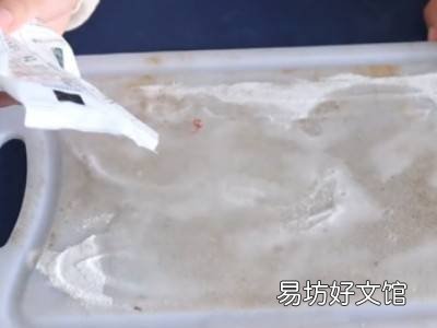 白色塑料菜板发黑怎么洗干净