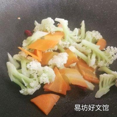 花菜百吃不厌的做法 白花菜怎么炒好吃