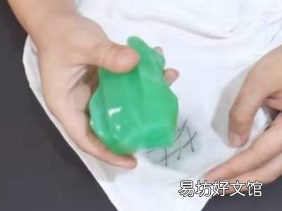 衣服弄上中性笔油怎么办