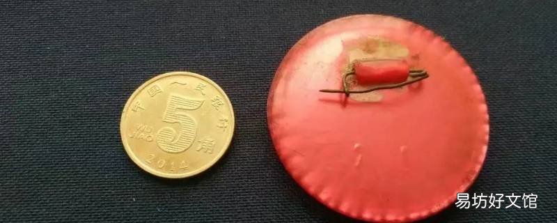老式别针像章的戴法
