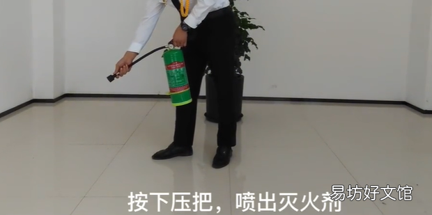 水基灭火器的正确使用方法是什么