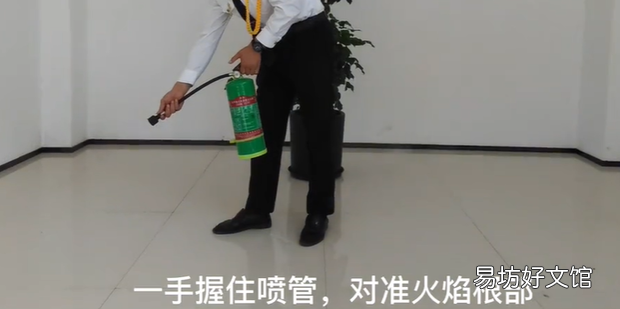 水基灭火器的正确使用方法是什么
