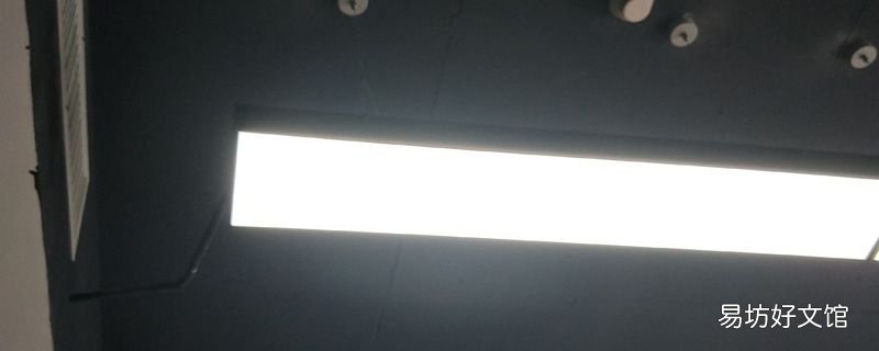 灯光会把人照黑吗