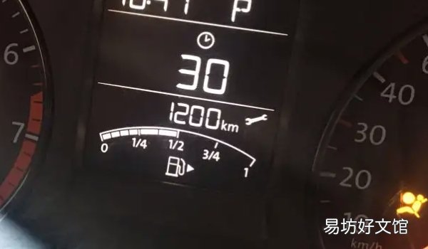 仪表盘为什么会出现一个小扳手 代表车辆到了保养周期