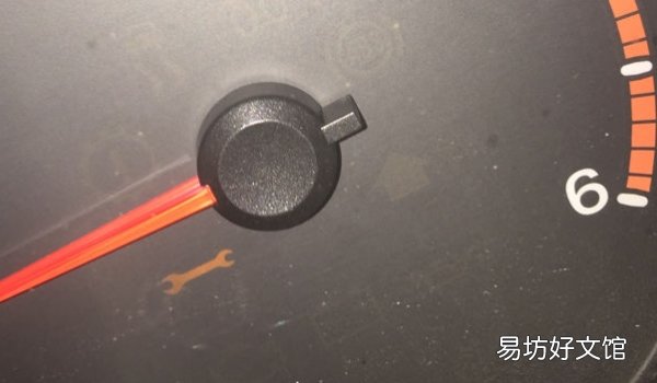 仪表盘为什么会出现一个小扳手 代表车辆到了保养周期