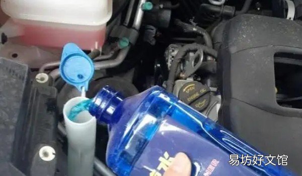 锋兰达在哪里加玻璃水 位于发动机舱左下角