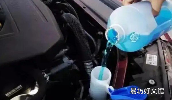 日产楼兰玻璃水在哪里加 位于发动机舱左下角