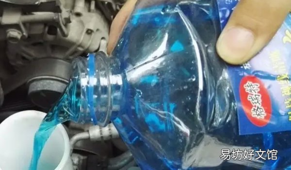 长安CS75 PLUS玻璃水在哪里添加 在车辆的发动机舱内部