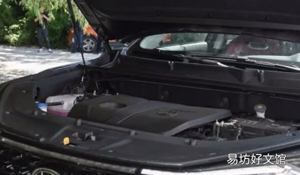 长安CS75 PLUS玻璃水在哪里添加 在车辆的发动机舱内部