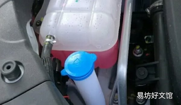 长安CS75 PLUS玻璃水在哪里添加 在车辆的发动机舱内部