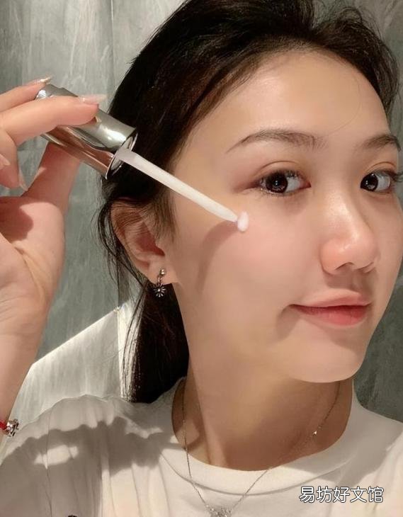 精华露和精华液的正确使用方法 水,乳,霜,精华液的正确使用顺序