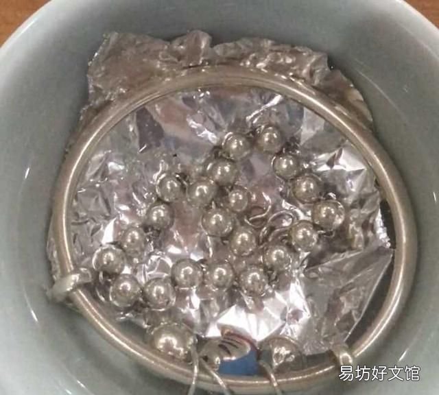 佩戴的银饰品突然变黑是怎么回事啊