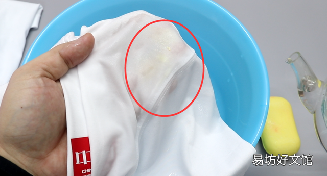 白色衣服上的血渍怎么清除干净?