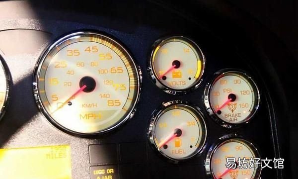 老司机窄距离侧方位停车,老司机通过方向盘判断左右距离