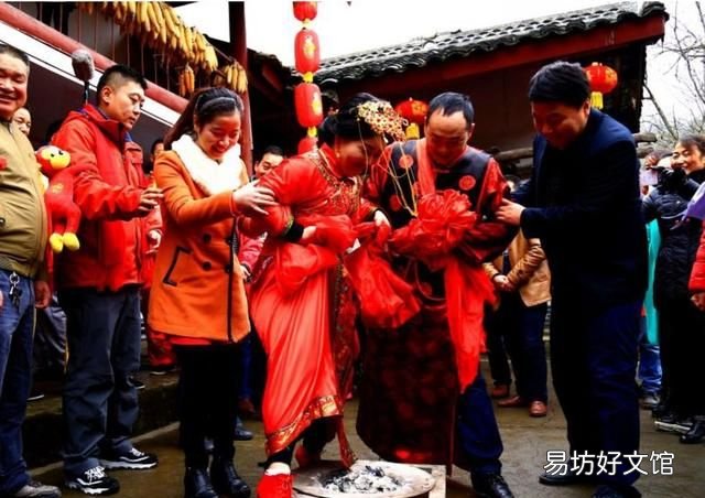 新娘子过门时为什么要跨火盆